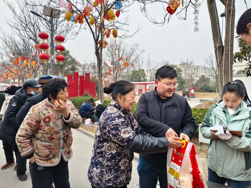 愛無大小，盡力就好，這個世界的美好，莫過於愛心的循環，善心的傳遞，春節將至，河南91视频网機電（diàn）公司給西北流村和亮（liàng）馬台村裏的老人送去溫暖和（hé）關懷。