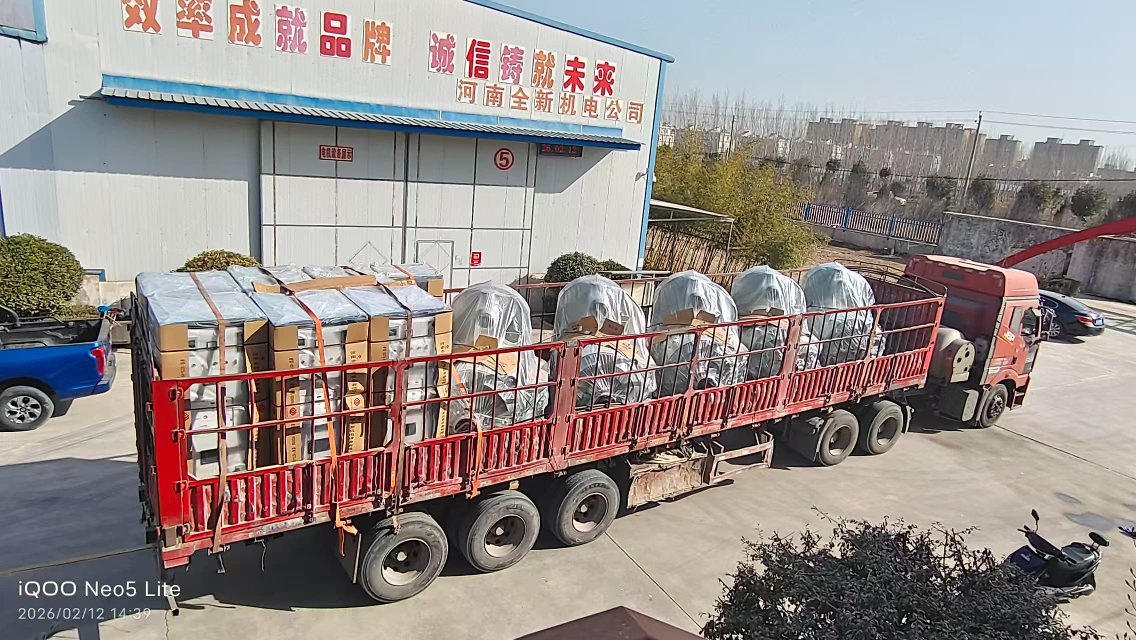 一批YQX1250-6/1250KW/600V正壓防（fáng）爆變頻（pín）調速電（diàn）機和配（pèi）電櫃發貨（huò）慶陽